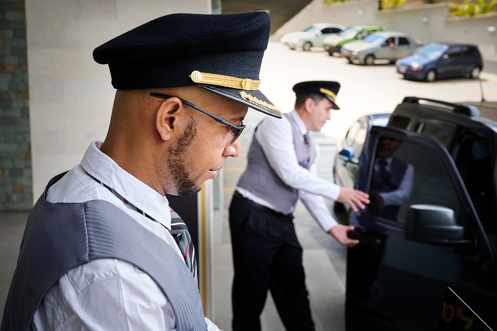 Valet abriendo la puerta de un vehículo para recibir invitados en un evento